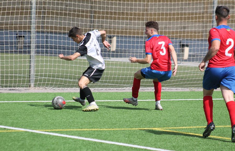 Jota, delantero del San Fernando Atlético, será clave en la eliminatoria con la Juventud Sanluqueña. 
