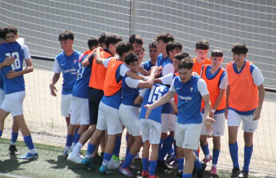 El cadete A del San Fernando CD celebra el 1-0 al Alcalá del Valle, obra de Mateo Rendón, que aparece en primer plano. 