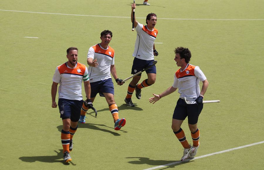 Álvaro Romero, a la izquierda, celebra uno de sus goles junto al juvenil Raúl Narváez (a la derecha), Pablo Silva y Carlos Ramírez. 