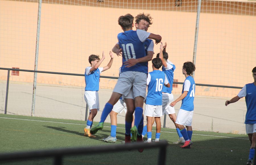 José Antonio Beltrán, del juvenil B de la Escuela Bahía, celebra con Felipe Rodríguez su segundo gol al Trasmallo.