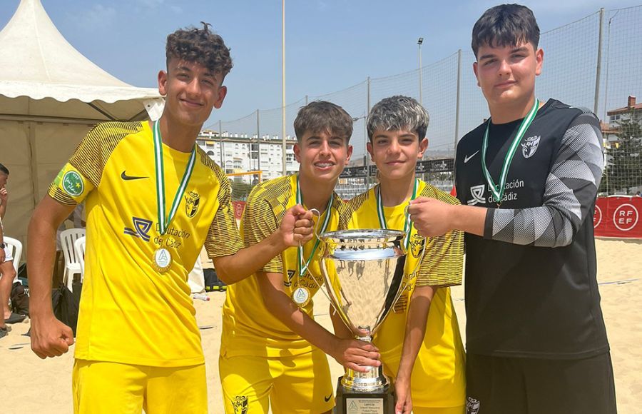 De izquierda a derecha, Sergio Domínguez, Luismi Pérez, Yago Sánchez y Aymar Carrera, con la copa de campeones de Andalucía de fútbol playa en Torrox. 