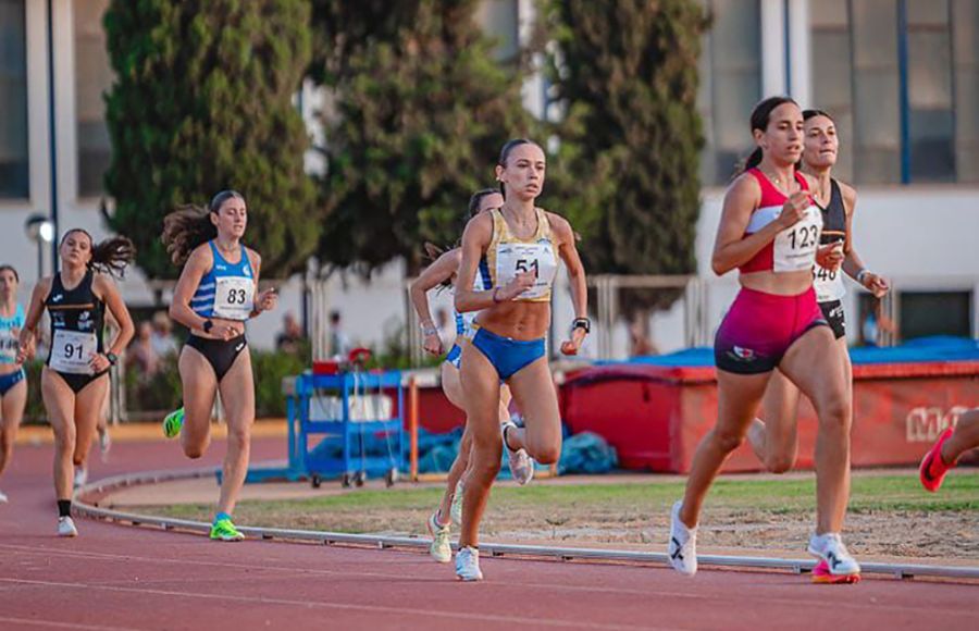 Fátima Ramírez, de rojo, superando en la recta final a Claudia Márquez.