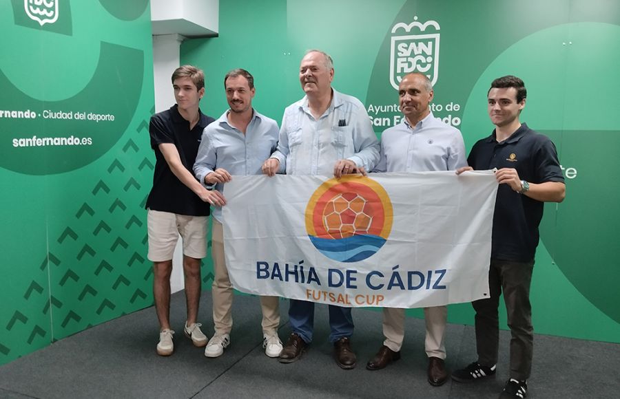 Antonio Rojas y el organizador Rafa Flores, junto a parte de su equipo de trabajo, presentaron la IV edición del Torneo Futsal Cup.