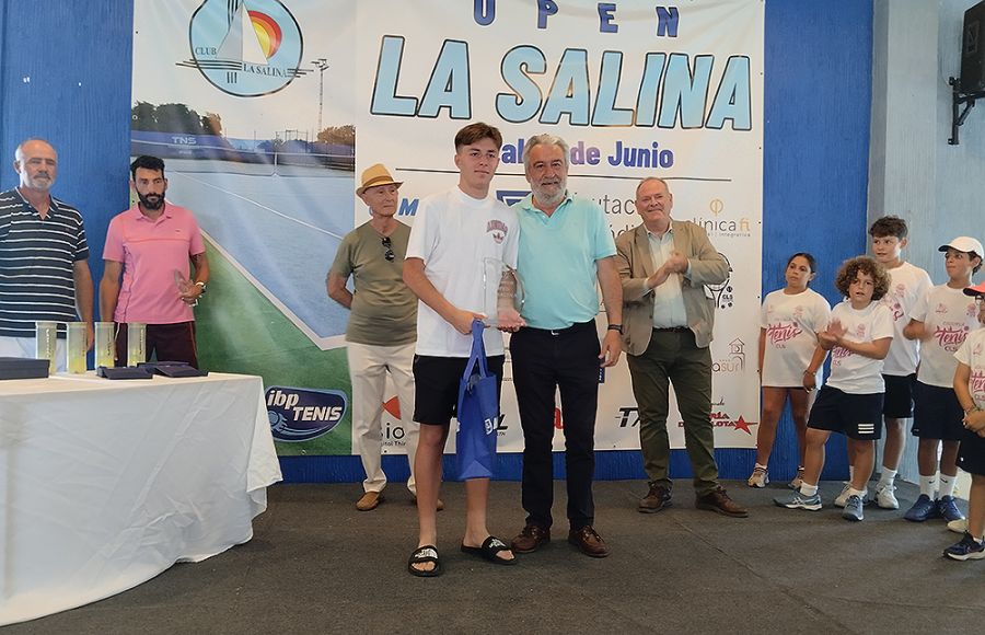 Pablo Pérez Navarro recibió el trofeo y los 1500 euros para el campeón de manos de Manuel Rodríguez, de la Diputación de Cádiz