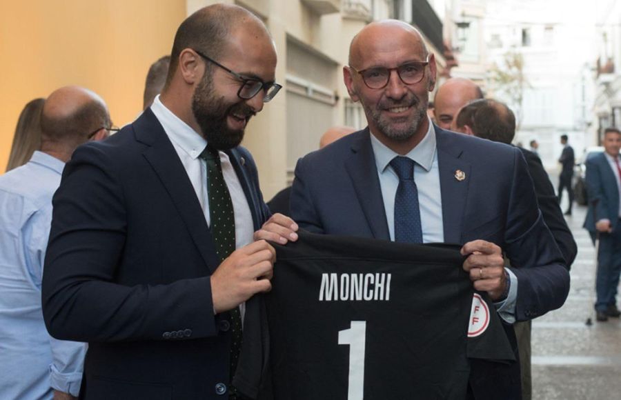 Louis Kinziger entregó a Monchi una camiseta con su nombre el día (15 de abril de 2023) que recibió el título de Hijo Predilecto. 