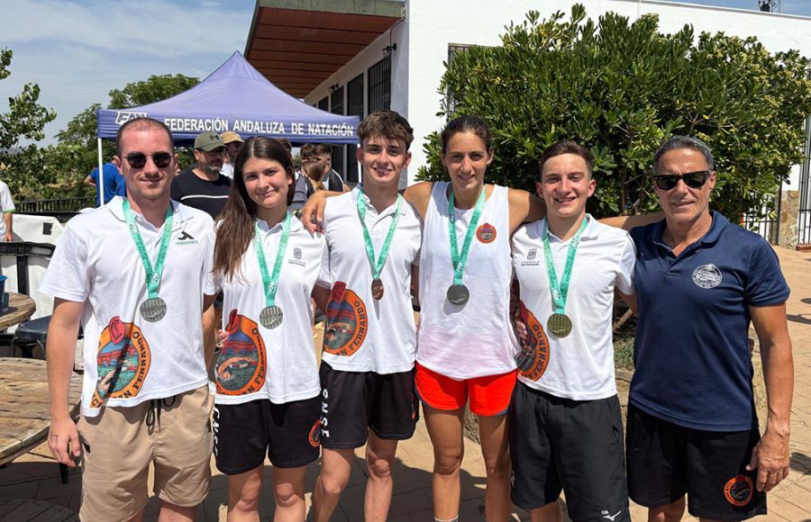 Los medallistas individuales Javier Ángel Fernández, Ainoa de Diego, Alejandro Sánchez, Irene Peinado y Yerai Amado, junto al entrenador Pachi Arce.