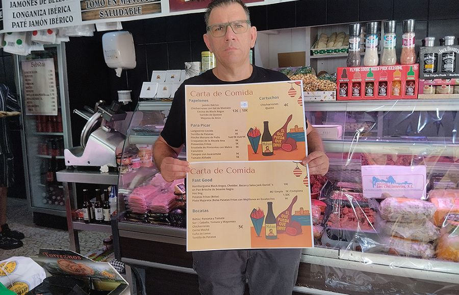 Juan 'del Pata Negra' muestra la carta de Bahía Sur en la Feria. 