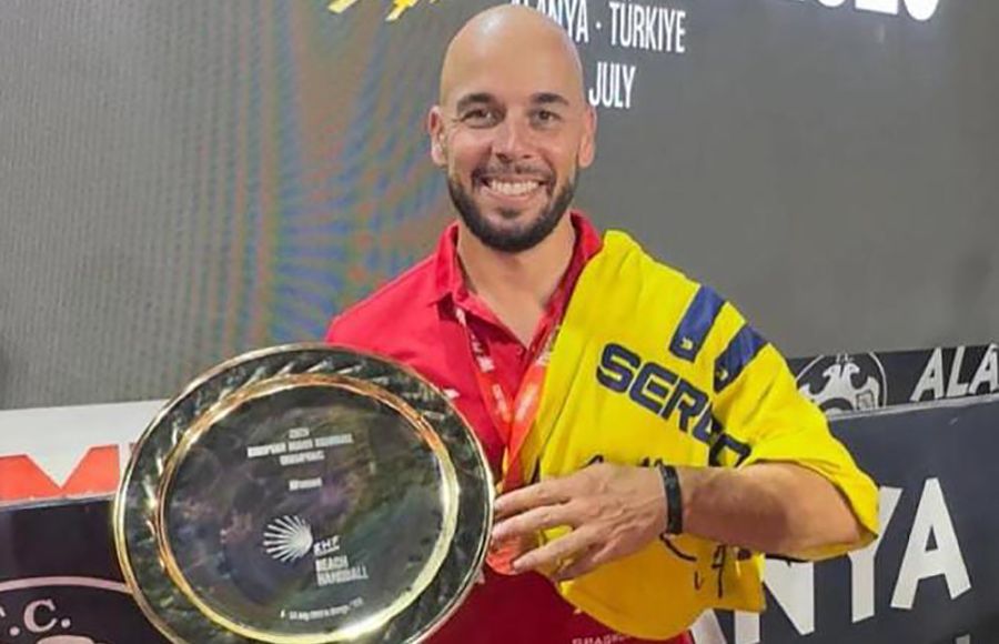 José Navarro muestra con orgullo el trofeo de campeón de Europa. 
