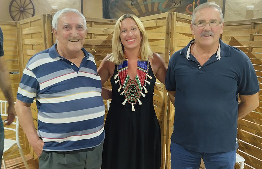 José Antonio Cureses, a la izquierda, junto a la actual presidenta María Gómez Paredes y el promotor del homenaje Alfonso Quirós. 