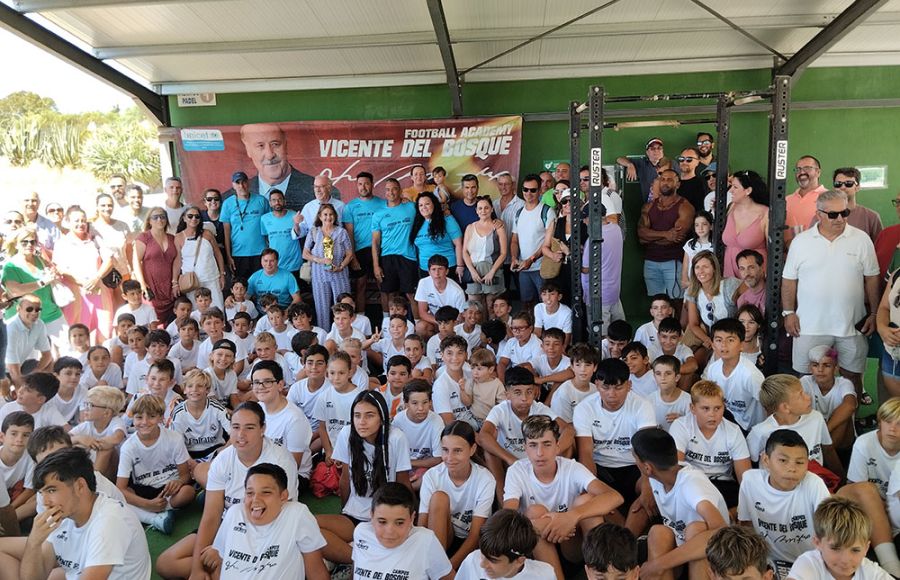 La foto de familia de Vicente del Bosque con los monitores, personal de Lógistica, alumnos del Campus y sus familiares. 
