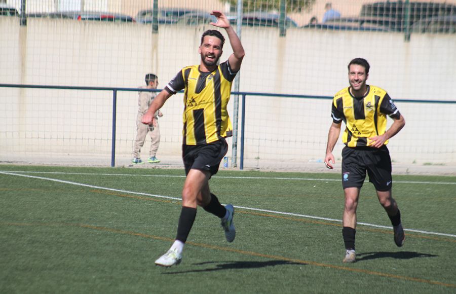 Álvaro Otero celebra un gol con el GE Bazán en la pasada temporada ante el Guadalcacín y Alberto Chust corre para felicitarle. 