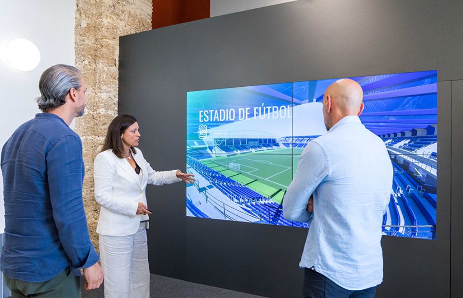 La alcaldesa de San Fernando, Patricia Cavada, muestra a Monchi y René Ramos el proyecto del nuevo estadio de Bahía Sur. 