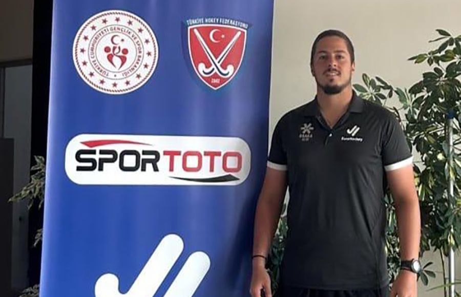 Jesús Medinilla, ante el cartel del Eurohockey Championship III.