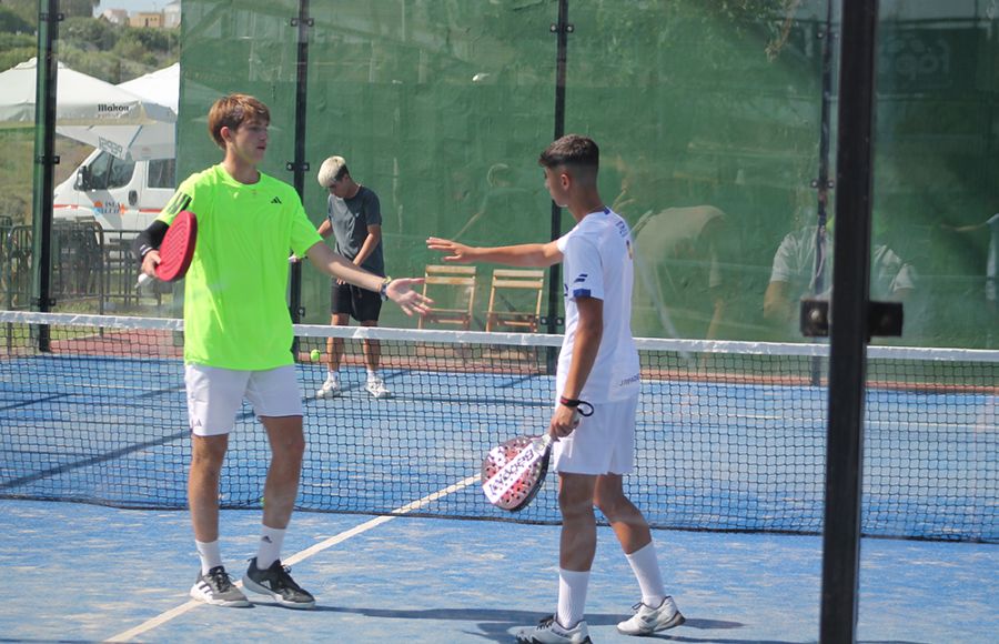 El isleño Alejandro Barrera y el portuense Gabriel Lara, pese a ganar el primer set, perdieron la final junior que les enfrentó al conileño Manu Ramírez y el sevillano Juan Carlos Gutiérrez. 