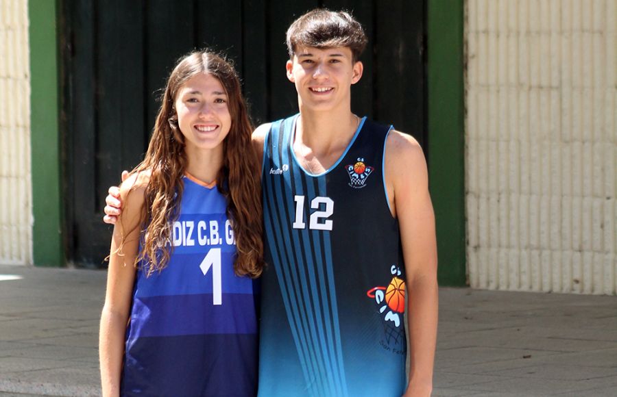 Inmaculada Martínez e Iker Remesal posan delante del pabellón del Parque, donde crecieron como jugadores de la SD Candray y del Cimbis. 