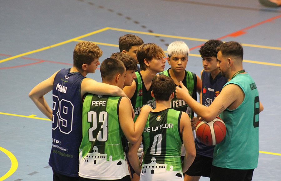 Los jugadores de los dos equipos finalistas de San Fernando, en categoría infantil-cadete, atienden las indicaciones del árbitro antes de empezar la final.