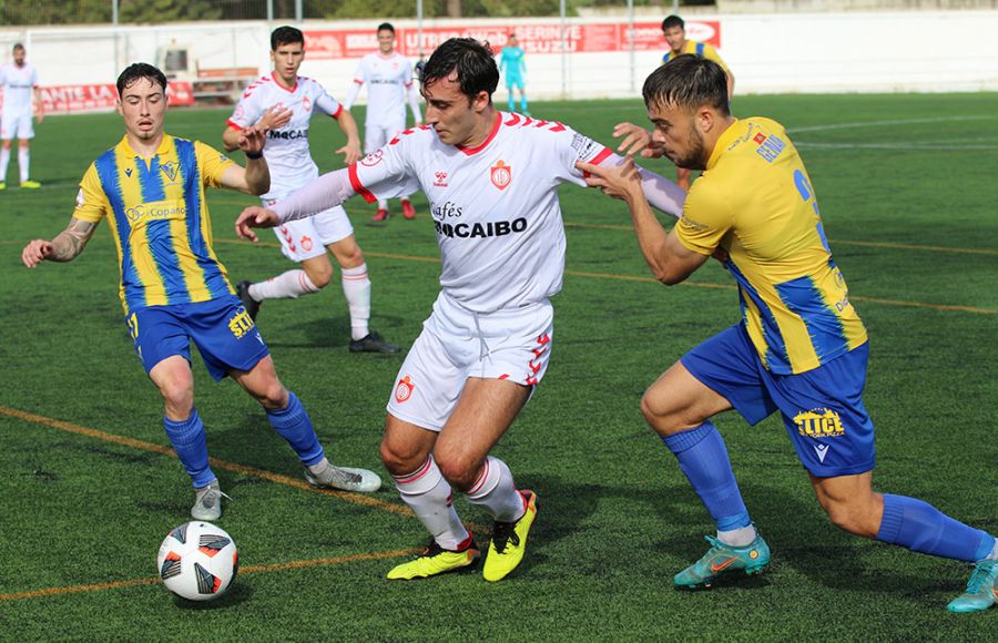 Adrián Trabazo controla el balón en un partido con el Utrera. 