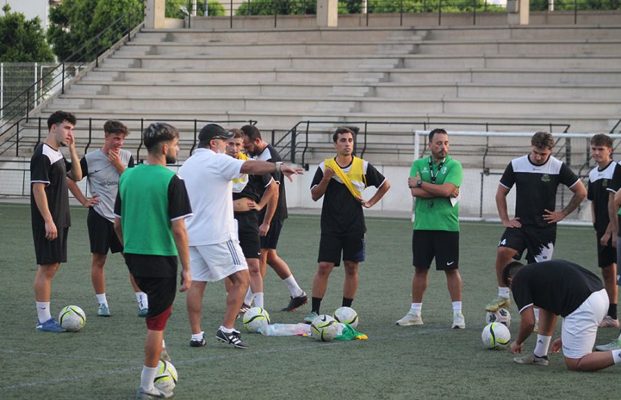 Miguel Ángel Sánchez Reyes se dirige a sus jugadores durante el entrenamiento del pasado lunes en Sacramento.