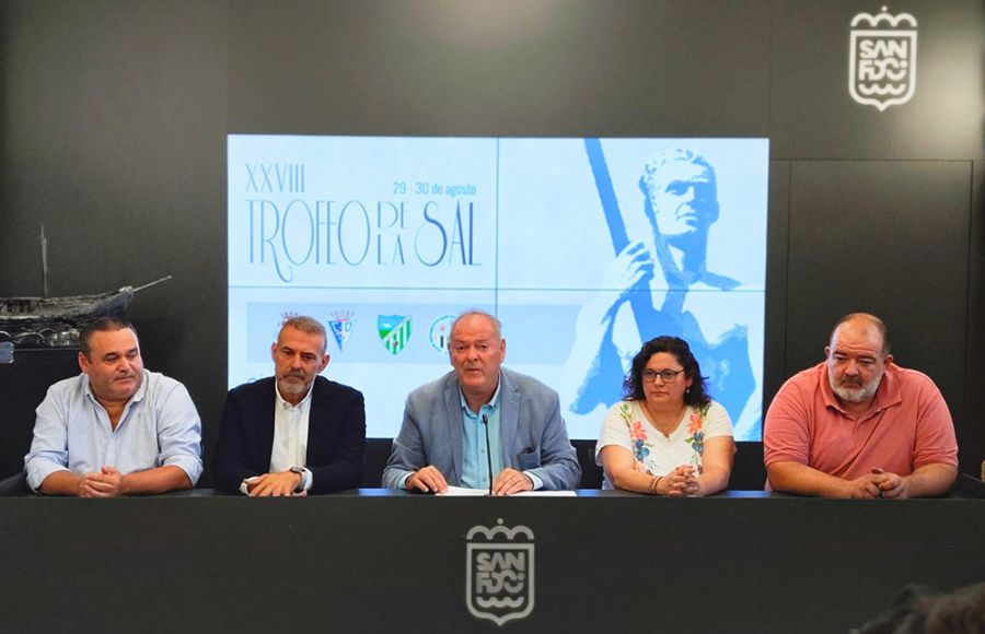 El trofeo de la Sal fue presentado en el Ayuntamiento isleño. 