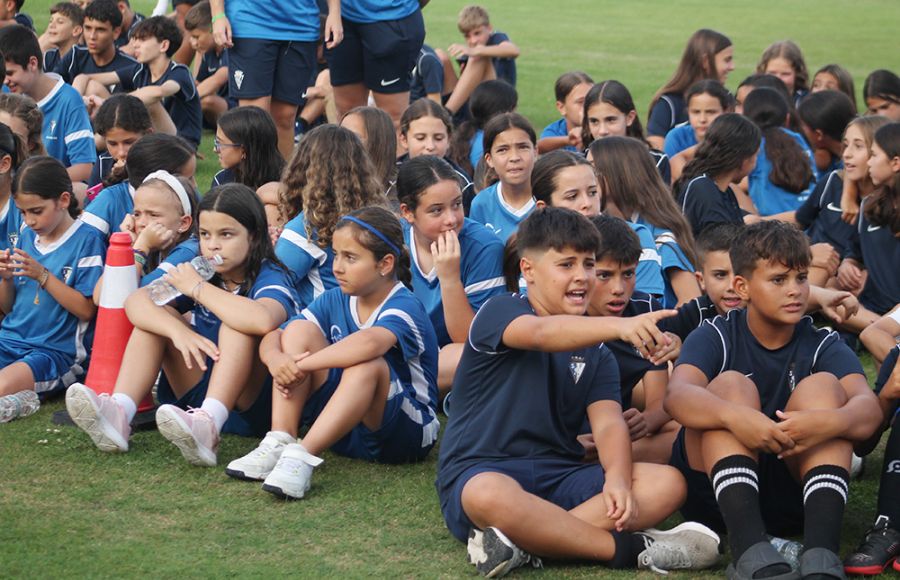 Un grupo de alumnos y alumnas de la Escuela Bahía en la clausura de la temporada el pasado mes de junio en el estadio Bahía Sur. 