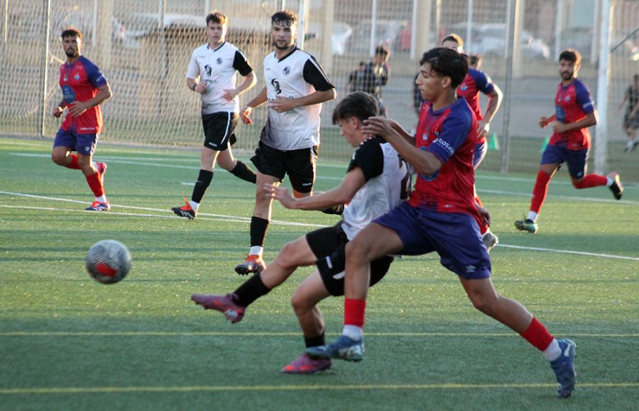 Louay Martínez, del Barbate, intenta impedir el golpeo de Felipe Rodríguez, del San Fernando Atlético, durante el partido de este miércoles en Gómez Castro.