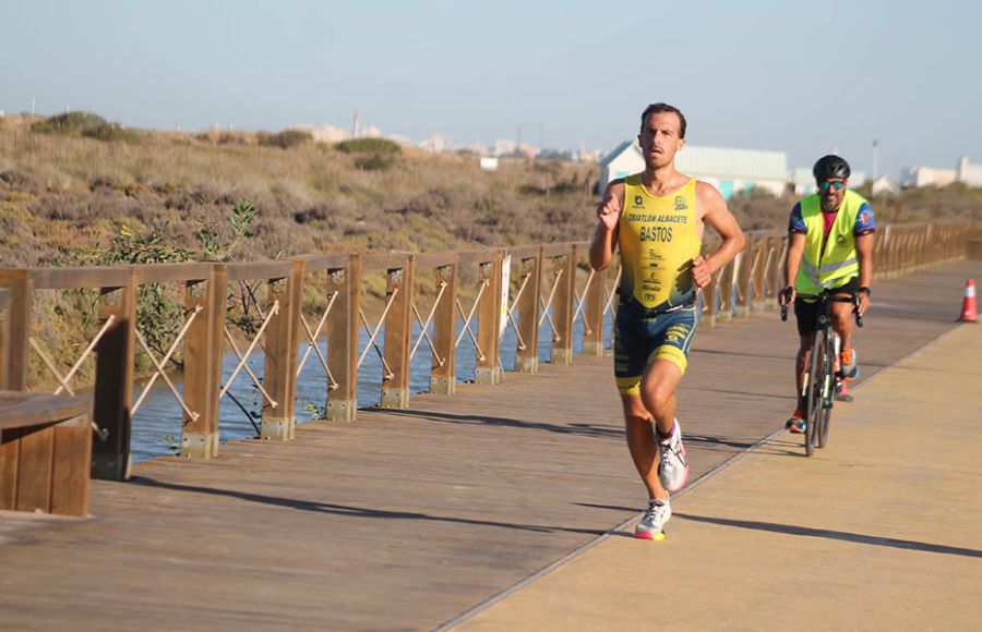 Alfonso Bastos, llegando en solitario a la línea de meta.