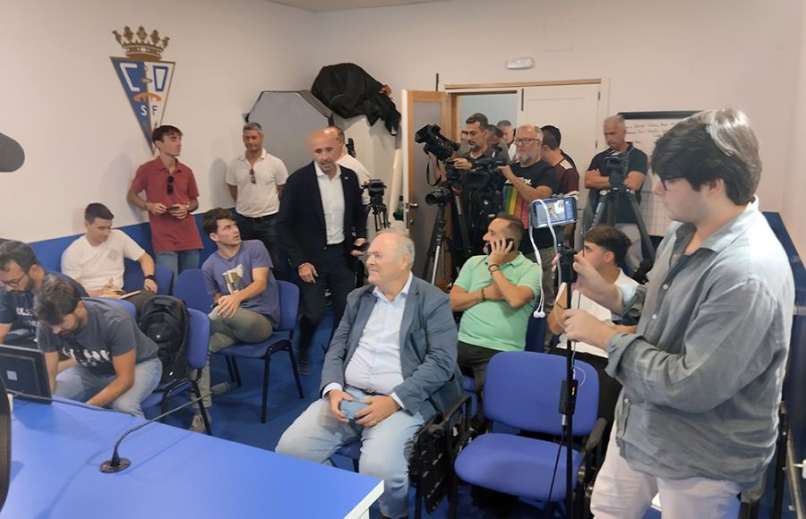 La comparecencia de Monchi en el estadio Bahía Sur atrajo a multitud de medios nacionales, sevillanos y de Cádiz capital. 