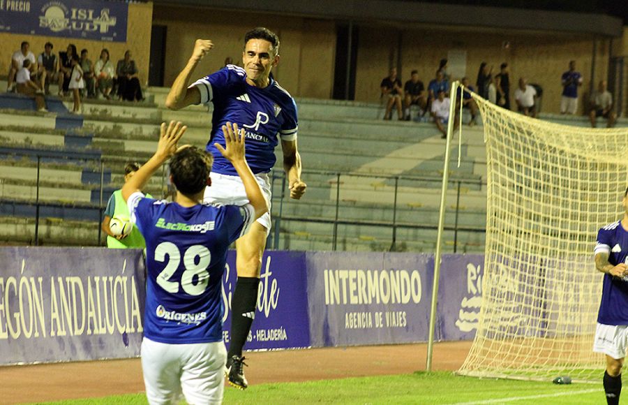 Espectacular salto de Pedro Carrión, que lo celebra con el juvenil Carlos Muñoz, tras marcar el 4-1 al San Fernando Atlético.