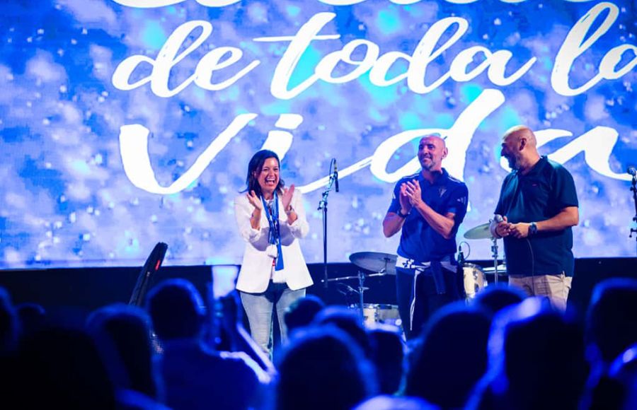 La alcaldesa Patricia Cavada y Monchi, durante su intervención en la Fiesta Azulina que tuvo lugar este viernes en el Bahía Sound. 