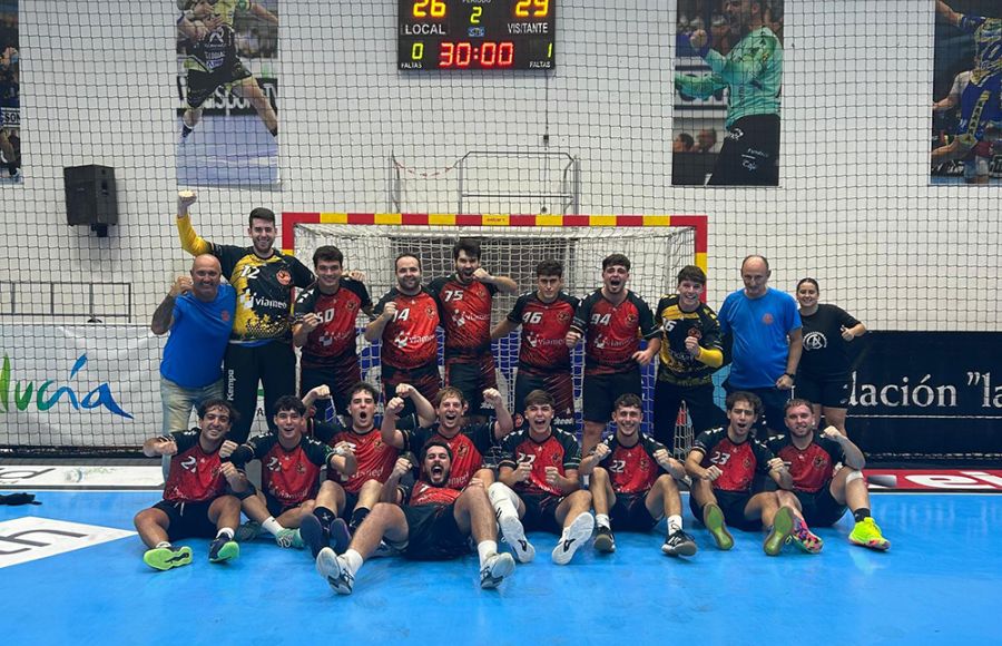 El Balonmano San Fernando ganó en su estreno liguero en Puente Genil. 