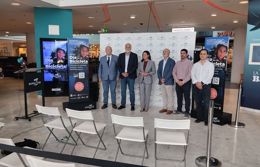 Antonio Rojas, Javier Vidal, Patricia Cavada, Pablo Vivancos y representantes de Carrefour y la Federación Andaluza de ciclismo presidieron la presentación.