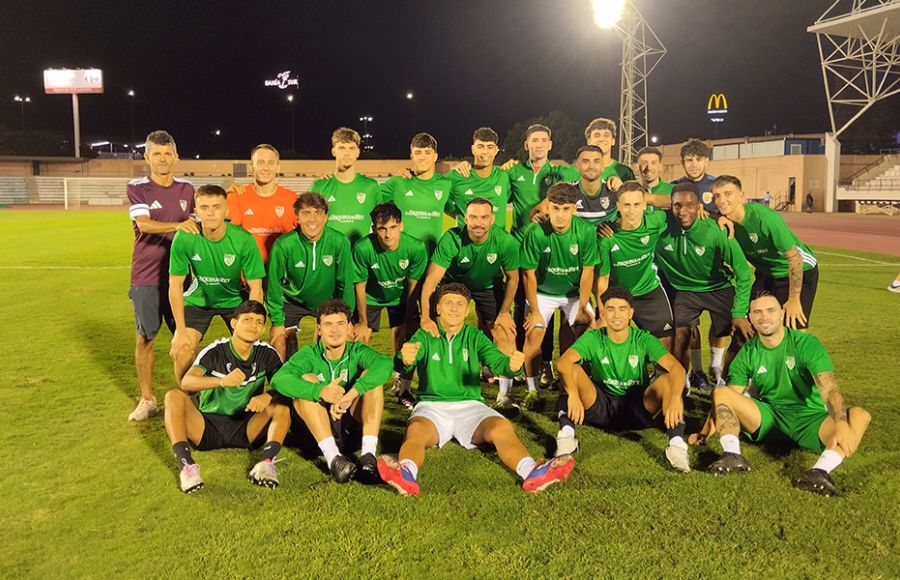 El CD Pastora 1966 posó al completo para DEPORTEDELAISLA.COM antes del inicio del entrenamiento del pasado viernes en el estadio Bahía Sur.