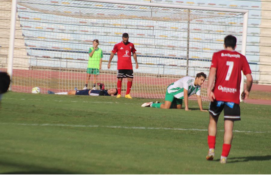 José Ángel y Aurelio, portero y central del CD Pastora 1966, se lamentan del primer gol del CD San Fernando y que llegó en propia puerta al filo del descanso.