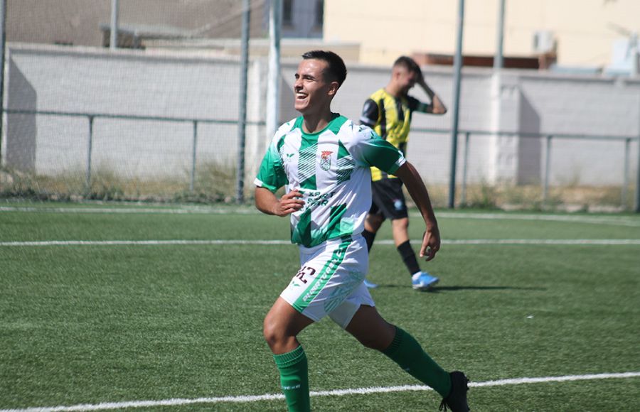 Álvaro Macías celebra un gol con el Puerto Real al GE Bazán. 