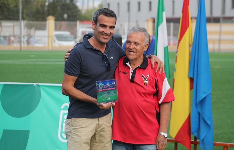 Luis Llerena, con el entrenador Alberto Moreno, en el acto de la clausura de la temporada de CAFI en junio de 2023 en Gómez Castro. 