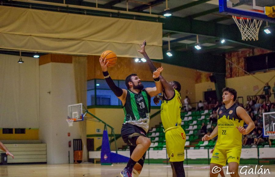 Pepe Ruiz, que en la imagen se dispone a lanzar ante un rival, va recuperando su versión de pívot dominante en la categoría.