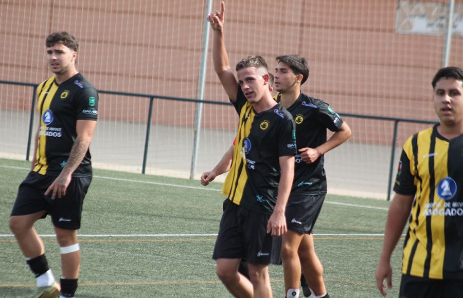 Manu Da Silva celebra su segundo gol al CD Olvera. 