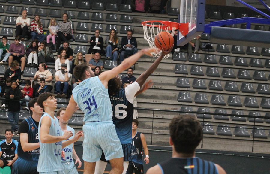 El serbio Andrej Santai, que anotó 39 puntos en sólo 25 minutos sobre la cancha, intenta taponar una entrada del francés del Cimbis Danne Essoh.