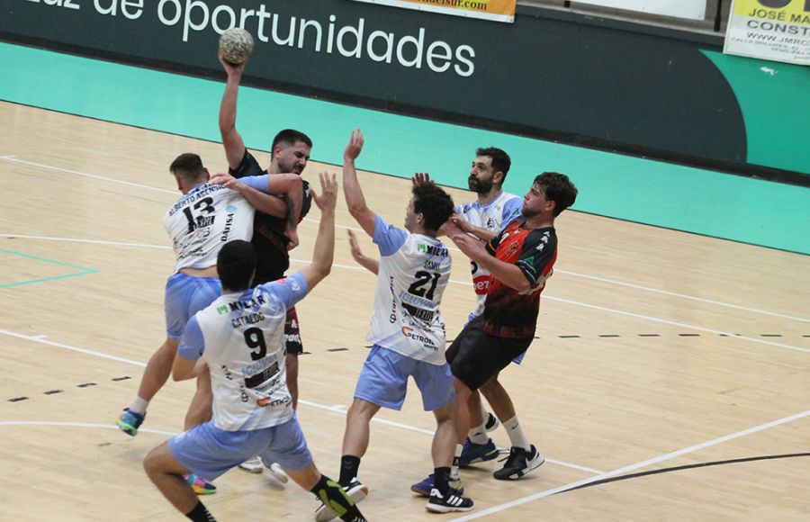 Guille Carrero-Blanco es obstaculizado por un rival. 