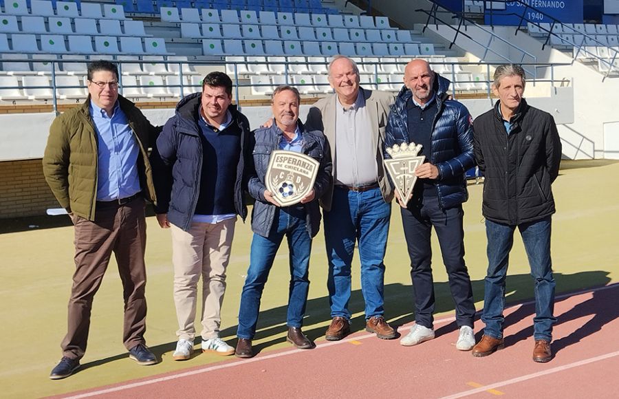 Monchi y el concejal de Deportes Antonio Rojas con los dirigentes del CD Esperanza en el estadio Bahía Sur. 