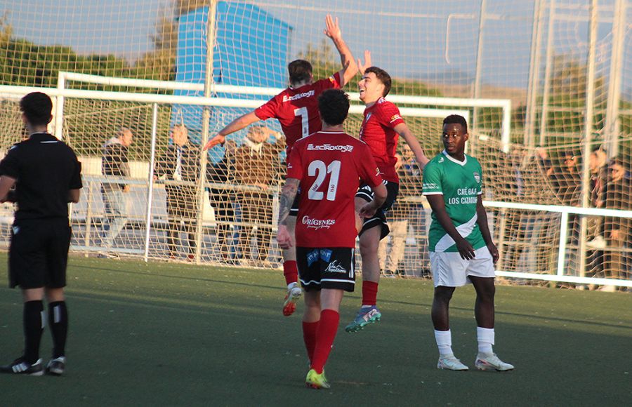 Alberto Chust y Miguel Alconchel celebraron de este modo el 0-2 del extremo chiclanero. 