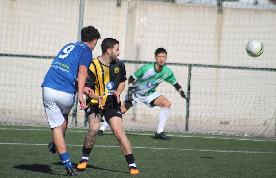 Migue, del Chipiona, y Rule, del GE Bazán, fueron dos de los goleadores del partido celebrado en el campo de Sacramento.