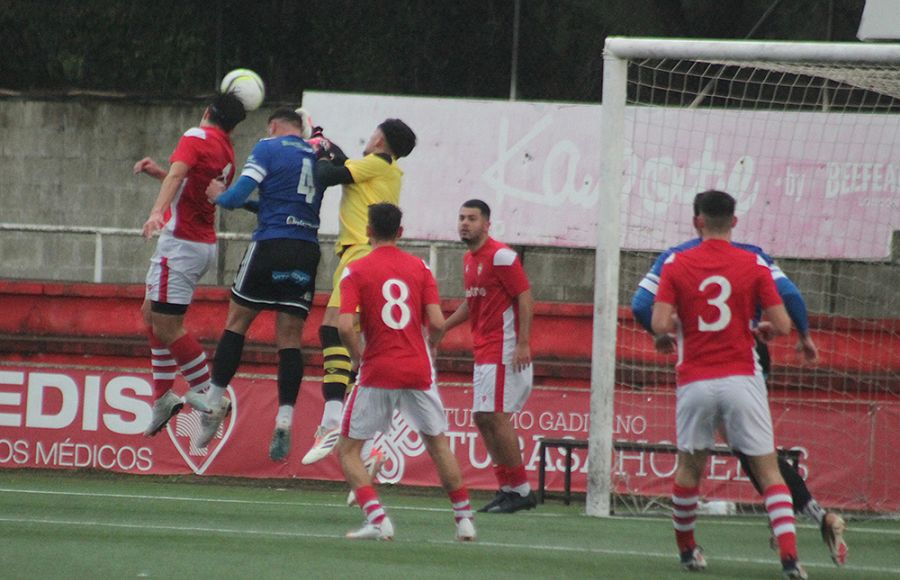 El central del CDSF 1940, Kiko Ramos se anticipa a Hugo Paullata y el meta Mateo para marcar el 0-2. 