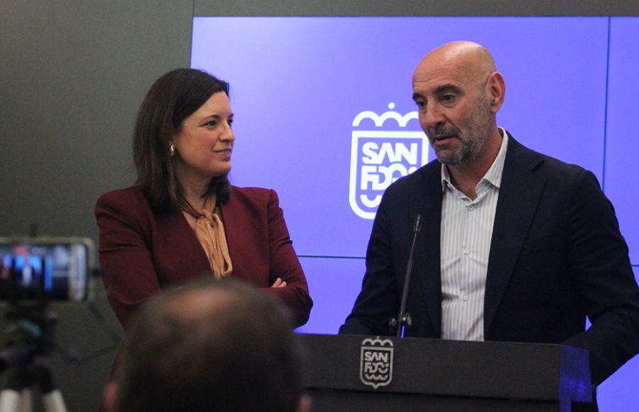 Patricia Cavada observa a Monchi durante su intervención. 