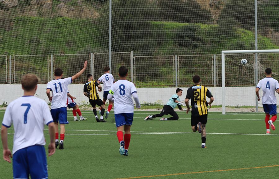 Miguel de Alba (dorsal 9) marcó los goles del GE Bazán en Algeciras. 