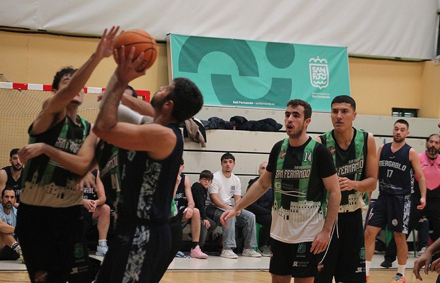 El CB San Fernando le propinó una paliza al colista en Cádiz. 