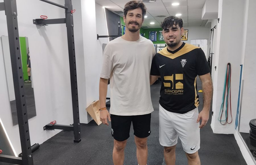 Nacho López, junto al readaptador Jesús Ruiz tras una sesión de trabajo en el centro JR Center de la calle Real. 