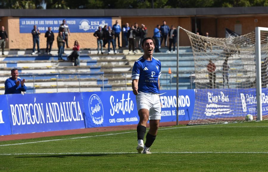 Adrián Trabazo fue el autor del 3-0 y el gol 100 del CDSF. 