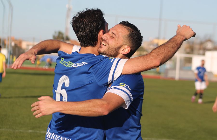 Dani Herrera, autor del 0-1 del CDSF 1940 en Sanlúcar, felicita a Adrián Trabazo tras marcar el 0-3.