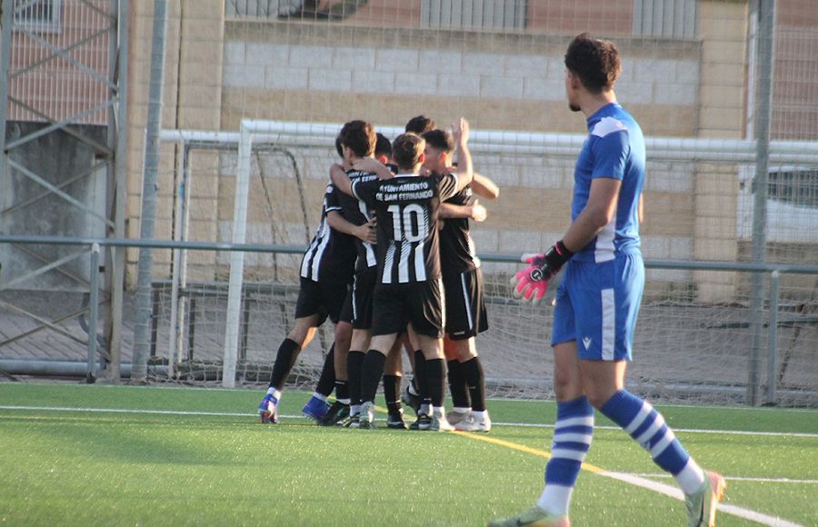 El San Fernando Atlético celebra el 1-0 de Jota ante la mirada de Mateo Mateos, portero del Racing Portuense B. 